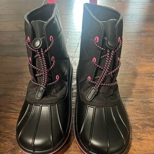 NWT The Childrens Place All weather Snowboots size 4
